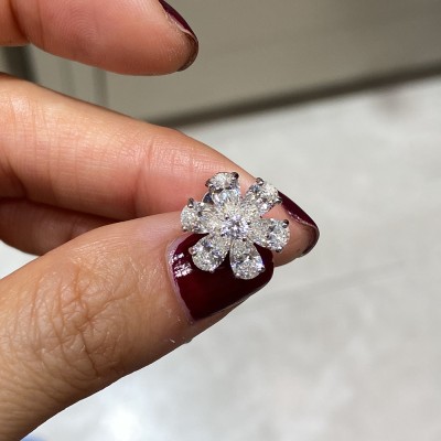 by Eda Çetin - Moissanite Clover Earring (1)